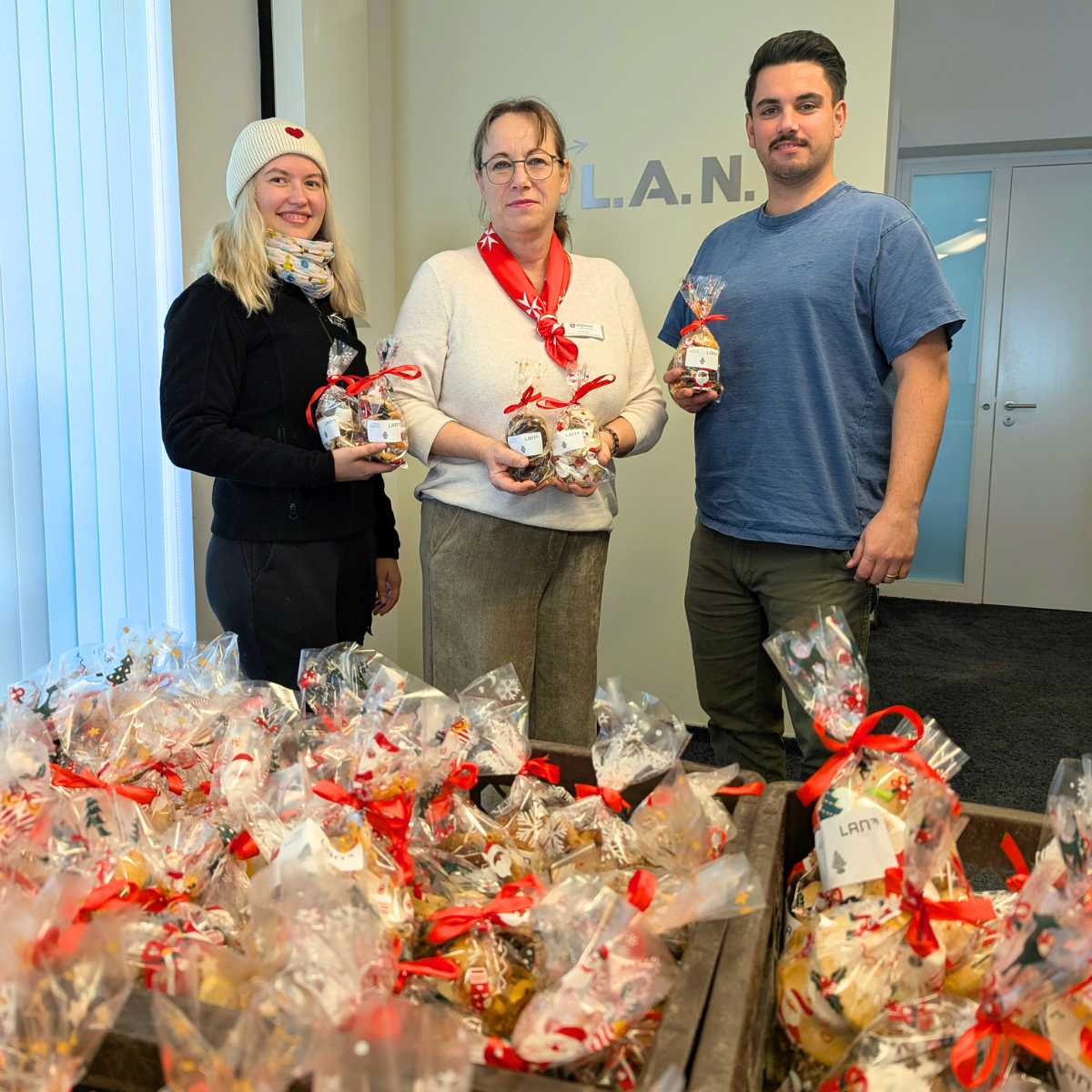 Spendenübergabe durch Kian Akbari und Stina Knittel an den Malteser Hilfsdienst