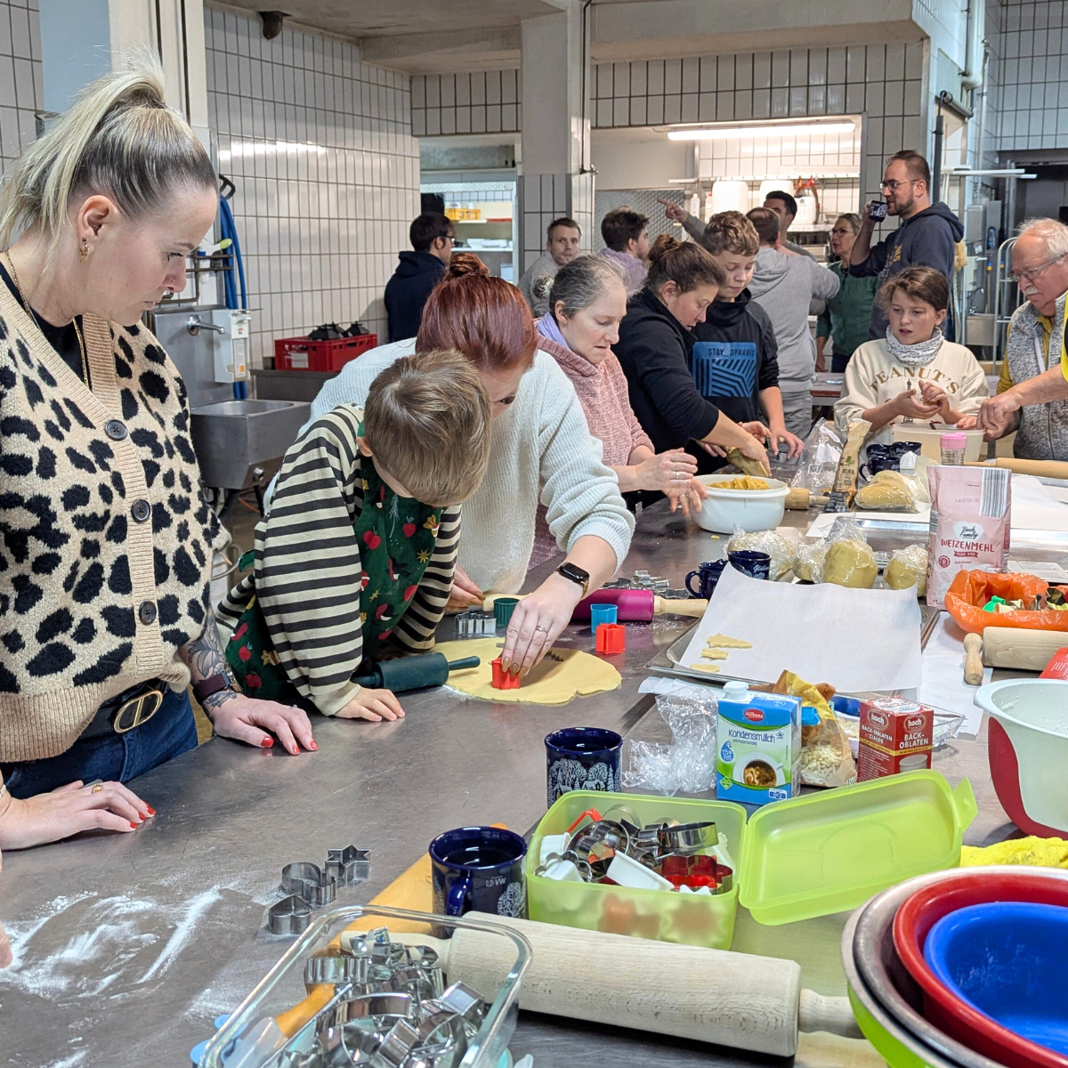 Das Team beim backen