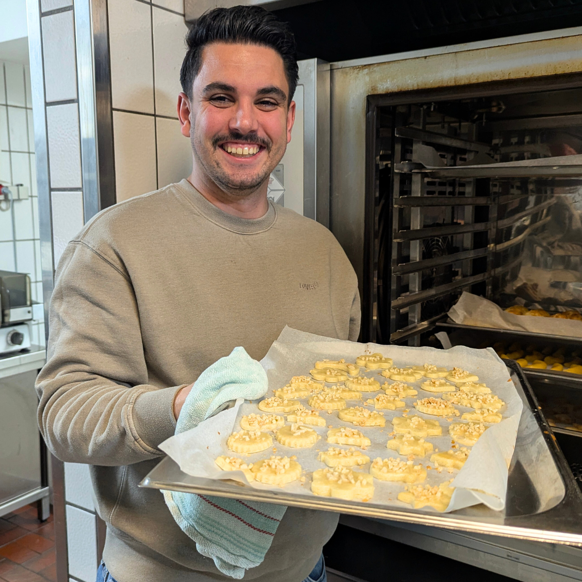 Kian Akbari bakt Plätzchen