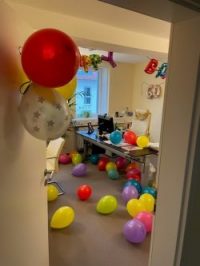Das festlich geschmückte Büro