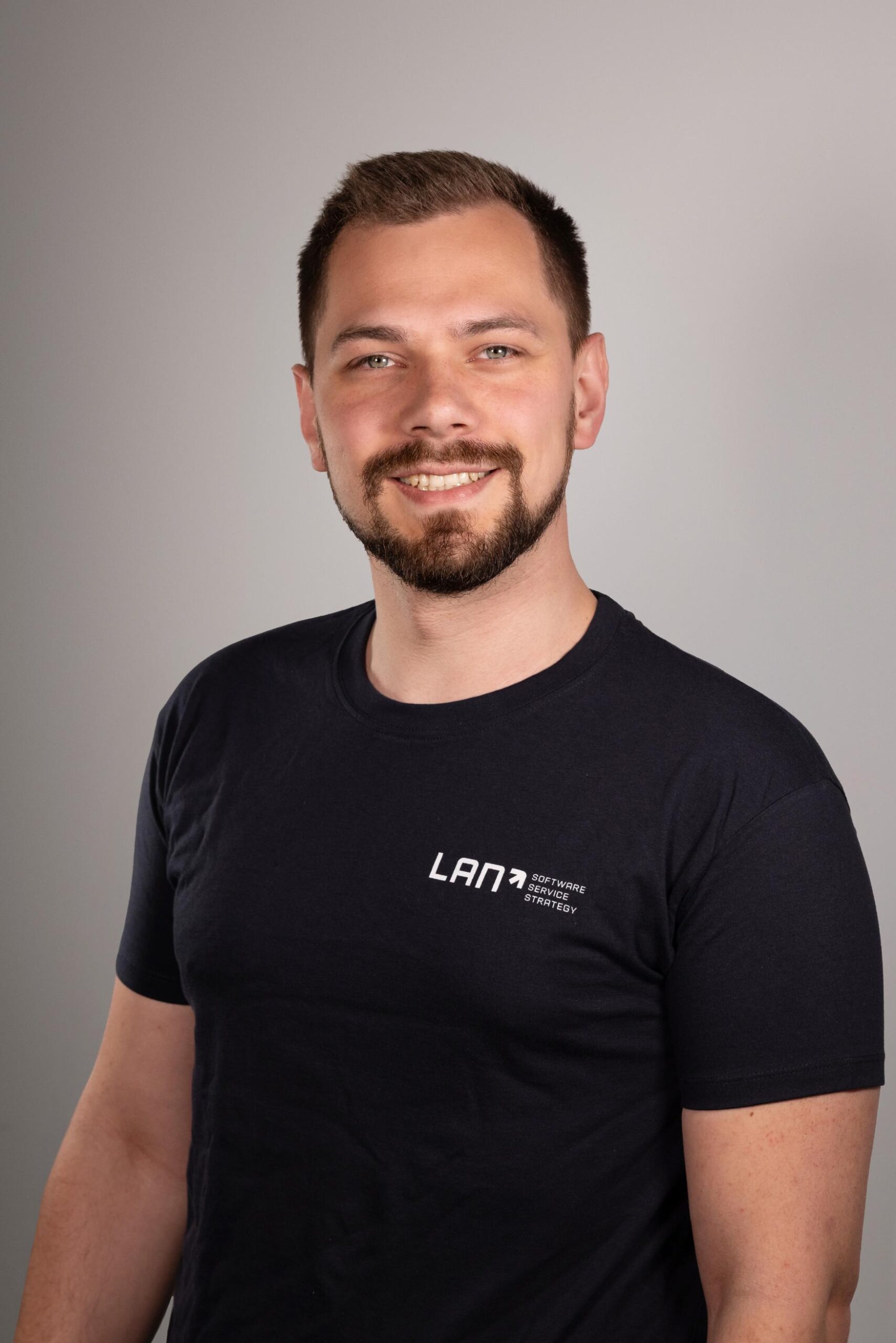 LANcloud Support-Mitarbeiter Julien vor neutralem Hintergrund.