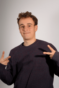 Porträtfoto des Mitarbeiters Tobias in einer lustigen Pose