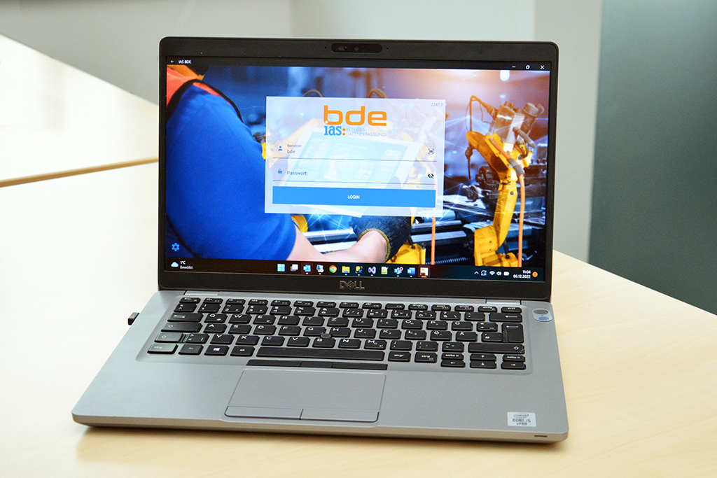 Unsere BDE-Software für Sage 100 ermöglicht eine nahtlose Vernetzung zwischen Produktion und Verwaltung. Damit haben Sie die Möglichkeit, alle relevanten Prozesse digital über ein Android-Tablet oder einen PC zu erfassen, zu planen und effizient zu steuern. Ihre Vorteile im Überblick: Zeitersparnis durch digitale Verfügbarkeit aller relevanten Daten Signifikante Reduzierung der Fehlerquote durch automatisierte Datenerfassung Erhöhte Transparenz über alle Produktionsprozesse hinweg Anpassbare Qualitätskontrollprozesse und Prüfmechanismen Gezielte Planung und Optimierung der Fertigungsabläufe mit Sage 100