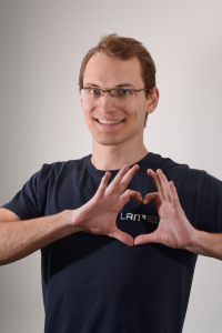 Porträtfoto von Joe Kalb in einer lustigen Pose.