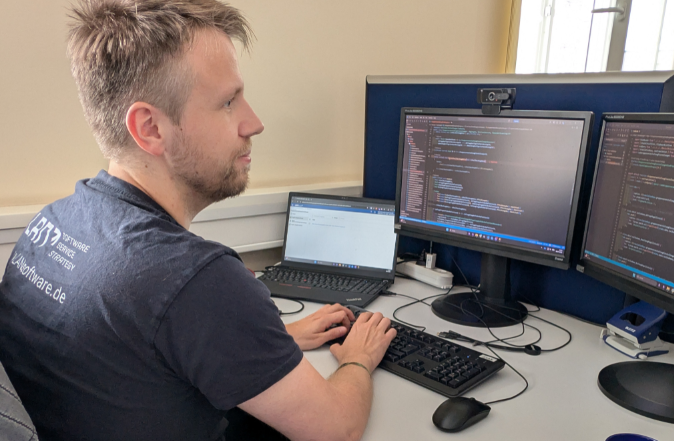 Benjamin hat seine Ausbildung zum Fachinformatiker für Anwendungsentwicklung bei LANsoftware in 17 Monaten abgeschlossen – mit der Note 1. In seinem Einblick erzählt er, warum Fragen stellen dazugehört, wie echte Projektarbeit in der Ausbildung aussieht und wie es sich anfühlt, nach dem Abschluss übernommen zu werden.