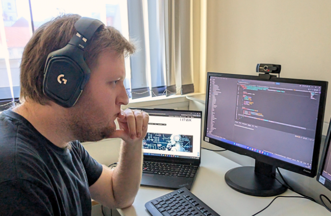 Teo arbeitet seit Mai 2026 als Softwareentwickler in Teilzeit bei LANsoftware und macht parallel seinen Master in Leipzig. In seinem Beitrag erzählt er, wie Remote-Arbeit, Teamanschluss und praktische Softwareentwicklung bei LAN zusammenpassen.