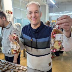 Thorsten präsentiert stolz die fertig gepackten Plätzchen